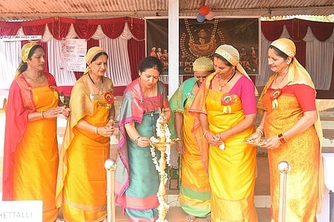 ಚೆಟ್ಟಳ್ಳಿ ಪ್ರೌಢಶಾಲಾ ಮೈದಾನದಲ್ಲಿ ಜೋಮಾಲೆ ಕೊಡವ ಪೊಮ್ಮಕ್ಕಡ ಕೂಟದ ವತಿಯಿಂದ ಆಯೋಜಿಸಲಾಗಿದ್ದ ಪ್ರಥಮ ವರ್ಷದ ಅಂತರ ಕೊಡವ ಪೊಮ್ಮಕ್ಕಡ ಥ್ರೋಬಾಲ್ ಪಂದ್ಯಾವಳಿಯನ್ನು ವಿಧಾನ ಪರಿಷತ್ ಮಾಜಿ ಸದಸ್ಯೆ ಶಾಂತೆಯAಡ ವೀಣಾ ಅಚ್ಚಯ್ಯ ಉದ್ಘಾಟಿಸಿದರು. ಮುಳ್ಳಂಡ ಶೋಭಾ ಚಂಗಪ್ಪ, ಚೋಳಂಡ ಜ್ಯೋತಿ ನಾಣಯ್ಯ, ಅಡಿಕೆರ ಶಾಂತಿ ಮುತ್ತಪ್ಪ, ಪುತ್ತರಿರ ಗಂಗು ಅಚ್ಚಯ್ಯ, ಕೆಚ್ಚೆಟ್ಟಿರ ರತಿ ಕಾರ್ಯಪ್ಪ ಇದ್ದರು.