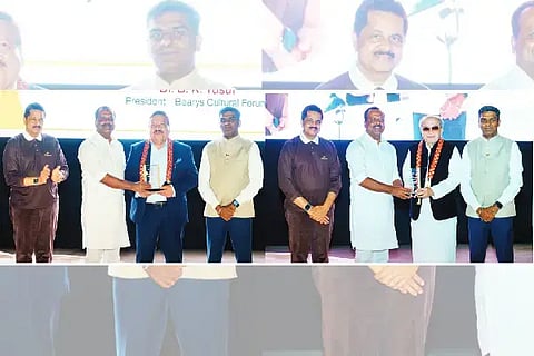 ಯುಎಇಯಲ್ಲಿ ನಡೆದ ತುಂಬೆ ಗ್ರೂಪ್ 28 ಸಂವತ್ಸರದ ಸಂಭ್ರಮದಲ್ಲಿ ಜೀವಮಾನದ ಸಾಧನಗಾಗಿ ಸಾಧಕರಾದ ಮೊಹಮ್ಮದ್ ಮೀರಾನ್ ಮತ್ತು ಡಾ.ಬಿ.ಕೆ ಯೂಸುಫ್ ಅವರಿಗೆ ಗೌರವ ಪ್ರಶಸ್ತಿ ಪ್ರದಾನ ಮಾಡಲಾಯಿತು. ಕರ್ನಾಟಕದ ವಿಧಾನಸಭೆ ಸ್ಪೀಕರ್ ಯು.ಟಿ. ಖಾದರ್, ದುಬೈನ ಭಾರತದ ಕೌನ್ಸಿಲ್ ಜನರಲ್ ಸತೀಶ್ ಕುಮಾರ್ ಶಿವನ್ ಇದ್ದರು.