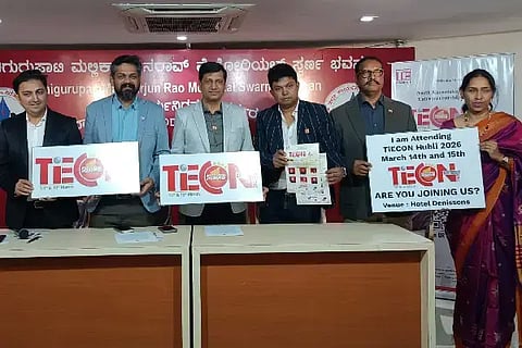 ಟೈ ಹುಬ್ಬಳ್ಳಿ (Tiecon-26) ವತಿಯಿಂದ ಆಯೋಜಿಸಿರುವ ಟೈಕಾನ್-26 ಉದ್ಯಮ ಸಮಾವೇಶದ ಪೋಸ್ಟರ್ ಅನ್ನು ಮಂಗಳವಾರ ಸುದ್ದಿಗೋಷ್ಠಿಯಲ್ಲಿ ಅನಾವರಣಗೊಳಿಸಲಾಯಿತು. ಗಿರೀಶ ಮಾನೆ, ವಿಶಾಲ ನಾಡಗೌಡ, ಗೌರವ ಶಾ, ಸಂತೋಷ ಕಂಠಿ, ಡಾ, ವಿವೇಕ ಪಾಟೀಲ, ವೆಂಕಟೇಶ, ಪ್ರಭಾ ಹಂದಿಗೋಳ ಇದ್ದರು.