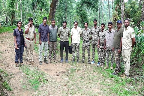 ಇಬ್ನಿಳವಾಡಿ ವ್ಯಾಪ್ತಿಯಲ್ಲಿ ಹುಲಿ ಕಾರ್ಯಾಚರಣೆಯಲ್ಲಿ ಪಾಲ್ಗೊಂಡಿರುವ ಅರಣ್ಯ ಇಲಾಖೆ ತಂಡ. ಅಭಿಷೇಕ್, ಸೆಂದಿಲ್ ಕುಮಾರ್, ಸುನಿಲ್ ಕುಮಾರ್, ರಂಜನ್ ಮತ್ತಿತರರು ಇದ್ದಾರೆ.