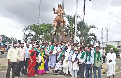 ತಿಕೋಟಾ ಪಟ್ಟಣದ ಬಸವೇಶ್ವರ ವೃತ್ತದಲ್ಲಿ ರಾಜ್ಯ ರೈತ ಸಂಘ ಹಾಗೂ ಹಸಿರು ಸೇನೆ ವತಿಯಿಂದ ಬರಪೀಡಿತ ಪ್ರದೇಶವೆಂದು ಘೋಷಿಸುವಂತೆ ತಹಸೀಲ್ದಾರ್ ಮುಖಾಂತರ ಮುಖ್ಯಮಂತ್ರಿಗಳಿಗೆ ಮನವಿ ಸಲ್ಲಿಸಲಾಯಿತು. ಸಂಗೀತಾ ರಾಠೋಡ, ರೇಖಾ ಲಕ್ಷ್ಮಣ ಹಿಟ್ನಳ್ಳಿ, ಅನಸೂಯಾ ಪ್ರಕಾಶ ಬಡಿಗೇರ ಮತ್ತಿತರರಿದ್ದರು.