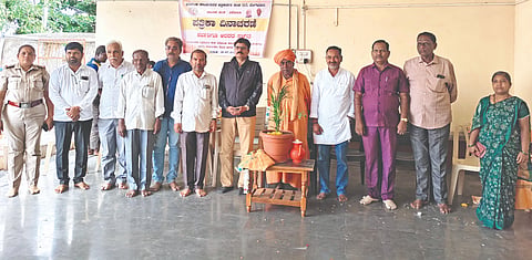 ತಿಕೋಟಾ ಪಟ್ಟಣದ ವಿರಕ್ತಮಠ ಸಭಾ ಭವನದಲ್ಲಿ ಪತ್ರಿಕಾ ದಿನಾಚರಣೆ ಆಚರಿಸಲಾಯಿತು. ಇಂದುಶೇಖರ ಮಣೂರ, ಜಿ.ಎಸ್. ದೇಶಮುಖ, ಸಾತಲಿಂಗಯ್ಯ ಸಾಲಿಮಠ, ಚನ್ನಮಲ್ಲಿಕಾರ್ಜುನ ಮಹಾಸ್ವಾಮಿಗಳು, ಶಶಿಕಲಾ ಲಂಗೂಟಿ, ರಾಜು ಸುಣಗಾರ ಇತರರಿದ್ದರು.