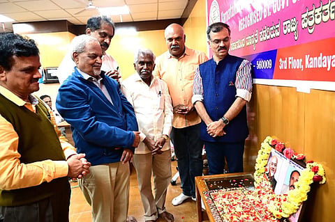 ಕರ್ನಾಟಕ ಕಾರ್ಯನಿರತ ಪತ್ರಕರ್ತರ ಸಂಘದ (ಕೆಯೂಡಬ್ಲ್ಯೂಜೆ)ವತಿಯಿಂದ ಅಗಲಿದ ಹಿರಿಯ ಪತ್ರಕರ್ತರಾದ ಟಿಜೆಎಸ್ ಜಾರ್ಜ್, ಅ.ಚ.ಶಿವಣ್ಣ ಅವರಿಗೆ ಏರ್ಪಡಿಸಿದ್ದ ನುಡಿನಮನ ಕಾರ್ಯಕ್ರಮದಲ್ಲಿ ರವಿ ಹೆಗಡೆ, ಹುಣಸವಾಡಿ ರಾಜನ್