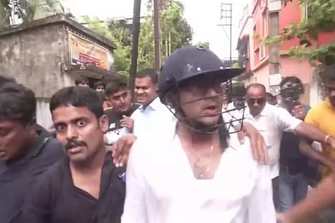 Abhishek Banerjee > ಸಂಸದ ಅಭಿಷೇಕ್ ಬ್ಯಾನರ್ಜಿ ಮೇಲೆ ಕಲ್ಲು, ಮೊಟ್ಟೆ ತೂರಾಟ