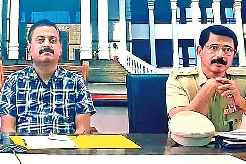 ದಾವಣಗೆರೆ ಜಿಲ್ಲಾಡಳಿತ ಭವನದಲ್ಲಿ ಮಂಗಳವಾರ, ಜಿಲ್ಲಾ ತಂಬಾಕು ನಿಯಂತ್ರಣ ಕೋಶದಡಿ ಹಮ್ಮಿಕೊಳ್ಳಲಾಗಿದ್ದ ಪ್ರಸಕ್ತ ಸಾಲಿನ ಮೊದಲನೇ ತ್ರೈಮಾಸಿಕ ಪ್ರಗತಿ ಪರಿಶೀಲನಾ ಸಭೆಯಲ್ಲಿ ಶೀಲವಂತ ಶಿವಕುಮಾರ್, ಪರಮೇಶ್ವರ ಹೆಗಡೆ, ಡಾ.ಎಸ್.ಬಿ. ಘಂಟಿ ಇದ್ದರು.