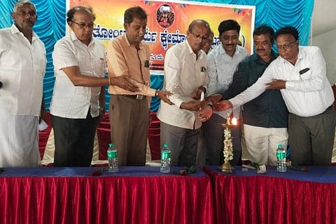 ಅರಕಲಗೂಡು ತಾಲೂಕಿನ ಬಸವಪಟ್ಟಣದಲ್ಲಿ ಹಮ್ಮಿಕೊಂಡಿದ್ದ ಪ್ರತಿಭಾ ಪುರಸ್ಕಾರ ಸಮಾರಂಭವನ್ನು ಉದ್ಯಮಿ ಅಂಬರೀಶ್ ಉದ್ಘಾಟಿಸಿದರು. ಮಧುಕರ್, ವಾಗೀಶ್, ಪ್ರಶಾಂತ್ ಇತರರಿದ್ದರು.