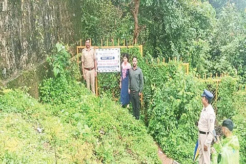 ಕೆಲವರು ಅಪಾಯಕಾರಿ ಸ್ಥಳದಲ್ಲಿ ಜೋಗ ಜಲಪಾತಕ್ಕೆ ತೆರಳುತ್ತಿದ್ದ ಮಾರ್ಗದಲ್ಲಿ ಈಗ ಪ್ರವೇಶ ನಿರ್ಬಂಧಿಸಲಾಗಿದೆ.