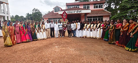 ಹಿರೇಕೆರೂರಿನ ಸಿಇಎಸ್ ವಿದ್ಯಾ ಸಂಸ್ಥೆಯ ಬಿ.ಆರ್. ತಂಬಾಕದ ಪ್ರಥಮ ದರ್ಜೆ ಮಹಾವಿದ್ಯಾಲದ ವತಿಯಿಂದ ಹಮ್ಮಿಕೊಂಡಿದ್ದ ಸಾಂಪ್ರದಾಯಿಕ ದಿನಾಚರಣೆ traditional day ಮೆರವಣಿಗೆಗೆ ಎಸ್.ಎಸ್. ಪಾಟೀಲ ಚಾಲನೆ ನೀಡಿದರು.  