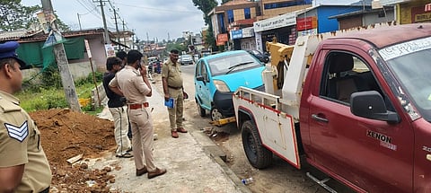 ವಿರಾಜಪೇಟೆಯಲ್ಲಿ  ರಸ್ತೆಬದಿ ಒಂದೇ ಕಡೆ ನಿಲ್ಲಿಸಿರುವ ವಾಹನಗಳನ್ನು ಪೊಲೀಸರು ತೆರವುಗೊಳಿಸಿದರು.
