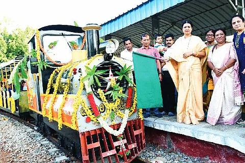 ದಾವಣಗೆರೆಯ ಜೆ.ಎಚ್. ಪಟೇಲ್ ಬಡಾವಣೆಯಲ್ಲಿರುವ ಬಾಲಭವನದಲ್ಲಿ ಮಂಗಳವಾರ ಪುಟಾಣಿ ರೈಲಿಗೆ ಸಂಸದೆ ಡಾ. ಪ್ರಭಾ ಮಲ್ಲಿಕಾರ್ಜುನ್ ಹಸಿರು ನಿಶಾನೆ ತೋರಿದರು. ಜಿ.ಎಂ. ಗಂಗಾಧರ ಸ್ವಾಮಿ, ಗಿತ್ತೆ ಮಾಧವ ವಿಠ್ಠಲರಾವ್, ರಾಜಾನಾಯ್ಕ್, ಇಲಾಖೆಯ ಇನ್ನಿತರ ಅಧಿಕಾರಿಗಳು ಇದ್ದರು.