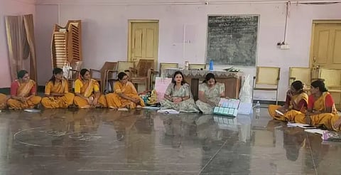 ಅಂಗನವಾಡಿ ಕಾರ್ಯಕರ್ತೆಯರಿಗೆ ಚಟುವಟಿಕೆ ಆಧಾರಿತ ಶಿಕ್ಷಣ ಕುರಿತು ಸಂಪನ್ಮೂಲ ವ್ಯಕ್ತಿಗಳು ತರಬೇತಿ ನೀಡುತ್ತಿರುವುದು.