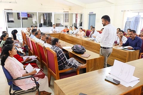 ವಿಬಿ ಜಿ ರಾಮ್ ಜಿ ಯೋಜನೆಯ ಬಗ್ಗೆ ನಡೆದ ತರಬೇತಿ ಕಾರ್ಯಗಾರದಲ್ಲಿ ಮಾಸ್ಟರ್ ಟ್ರೈನರ್ ಸುಮೇಶ್ ಯೋಜನೆಯ ಮಾಹಿತಿ ನೀಡಿದರು. ರಾಕೇಶ್, ವಿವಿಧ ಪಂಚಾಯಿತಿಗಳ ಪಿಡಿಒ, ಡಾಟಾ ಎಂಟ್ರಿ ಅಪರೇಟರ್ಸ್, ನರೇಗಾ ತಾಂತ್ರಿಕ ಸಹಾಯಕರು, ನರೇಗಾ ಸಿಬ್ಬಂದಿ ಇದ್ದರು.