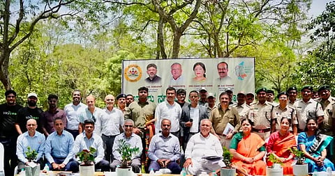 ಅರಣ್ಯ ಇಲಾಖೆಯ ನಗರವನ ಯೋಜನೆಯಡಿ ಪಣತೂರು ಸಮೀಪದ 45 ಎಕರೆ ವಿಸ್ತೀರ್ಣದಲ್ಲಿ ನಿರ್ಮಿಸಿರುವ ವೃಕೋದ್ಯಾನವನ್ನು ಸಚಿವ ರಾಮಲಿಂಗಾರೆಡ್ಡಿ ಬುಧವಾರ ಉದ್ಘಾಟಿಸಿದರು. ಪಿ.ಸಿ.ಮೋಹನ್​, ಮಂಜುಳಾ, ಮೀನಾಕ್ಷಿ ನೇಗಿ ಇದ್ದರು. 