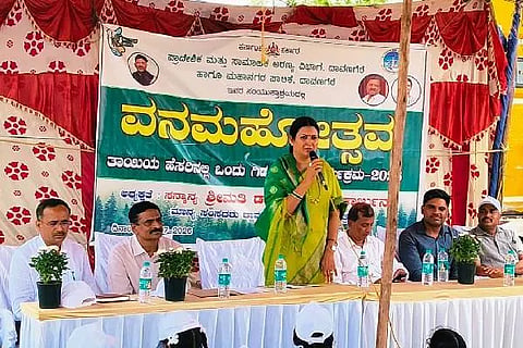 ದಾವಣಗೆರೆಯ ತುಂಗಭದ್ರಾ ಬಡಾವಣೆಯ ಕೆ.ಎಚ್.ಬಿ ಕಾಲನಿಯಲ್ಲಿ ಬುಧವಾರ ಹಮ್ಮಿಕೊಳ್ಳಲಾಗಿದ್ದ ವನಮಹೋತ್ಸವ ಕಾರ್ಯಕ್ರಮದಲ್ಲಿ ಡಾ. ಪ್ರಭಾ ಮಲ್ಲಿಕಾರ್ಜುನ್ ಮಾತನಾಡಿದರು. ಜಿ.ಎಂ. ಗಂಗಾಧರ ಸ್ವಾಮಿ, ಹರ್ಷವರ್ಧನ್, ನವೀನ್, ವರದ ರಂಗನಾಥ್, ಡಾ.ಎನ್. ಮಹಾಂತೇಶ್ ಇದ್ದರು.