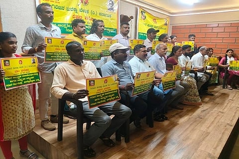 ಗೋಣಿಕೊಪ್ಪಲುವಿನಲ್ಲಿ ನಡೆದ ಅಖಿಲ ಭಾರತ ಬುಡಕಟ್ಟು ಜನಾಂಗದ ಬೃಹತ್ ಸಮಾವೇಶದಲ್ಲಿ ಭಾಗವಹಿಸಲು ಕೊಡಗಿನಿಂದ ಹೊರಟ ಗಿರಿಜನ ಪ್ರತಿನಿಧಿಗಳ ಸಭೆಯಲ್ಲಿ ಸಮಾವೇಶಕ್ಕೆ ಸಂಬAಧಿಸಿದ ಭಿತ್ತಿಪತ್ರ ಬಿಡುಗಡೆ ಮಾಡಲಾಯಿತು. ಭಾಗ್ಯ ಮೋಹನ್, ಸಿದ್ದಪ್ಪ, ಚಕ್ಕೇರ ಮನು ಕಾವೇರಪ್ಪ, ಆರ್.ಕೆ. ಚಂದ್ರ ಮತ್ತಿತರರು ಇದ್ದರು.