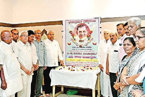 ದಾವಣಗೆರೆಯ ಅಪೂರ್ವ ಹೋಟೆಲ್ ಸಭಾಂಗಣದಲ್ಲಿ ಮಂಗಳವಾರ ಆಯೋಜಿಸಿದ್ದ ಡಾ.ಶಾಮನೂರು ಶಿವಶಂಕರಪ್ಪ ಅವರಿಗೆ ನುಡಿ ನಮನ ಕಾರ್ಯಕ್ರಮದಲ್ಲಿ ಅಣಬೇರು ರಾಜಣ್ಣ, ಡಾ.ಎಚ್.ಎಸ್. ಮಂಜುನಾಥ್ ಕುರ್ಕಿ, ಐಗೂರು ಚಂದ್ರಶೇಖರಪ್ಪ, ಕಕ್ಕರಗೊಳ್ಳ ಕೆ.ಬಿ.ಪರಮೇಶ್ವರಪ್ಪ, ಸಿರಿಗೆರೆ ಪರಮೇಶ್ವರಪ್ಪ, ಮೆಳ್ಳೇಕಟ್ಟೆ ನಾಗರಾಜಪ್ಪ, ಬುಳ್ಳಾಪುರದ ಮಲ್ಲಿಕಾರ್ಜುನ ಸ್ವಾಮಿ, ವೀಣಾ ಮಂಜುನಾಥ್, ಶಾಮನೂರು ಬಸಣ್ಣ ಇದ್ದರು.