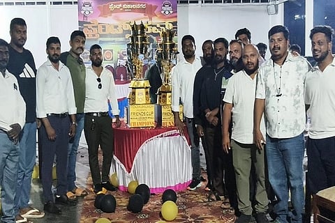 ಫ್ರೆಂಡ್ಸ್ ಕಪ್ ಕ್ರಿಕೆಟ್ ಟೂರ್ನಿಯ ಆಟಗಾರರ ಬಿಡ್ಡಿಂಗ್ ಮತ್ತು ಟ್ರೋಫಿ ಬಿಡುಗಡೆ ಕಾರ್ಯಕ್ರಮ ಕುಶಾಲನಗರದಲ್ಲಿ ನಡೆಯಿತು. ಎಂ.ಜೆ. ಇರ್ಫಾನ್, ಮಣಿ, ಫಯಾಜ್, ನಾಣಿ, ಮಹದೇವ್, ಗ್ರೀನಿಜ್, ಅವಿನಾಶ್, ಸಲ್ಮಾನ್ ಮತ್ತಿತರರು ಇದ್ದರು.