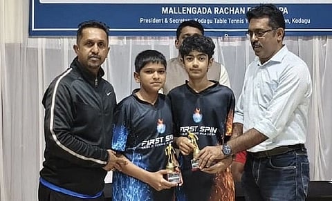 ಜಿಲ್ಲಾ ಮಟ್ಟದ ಟೇಬಲ್ ಟೆನ್ನಿಸ್ ಕೂರ್ಗ್ ಚಾಂಪಿಯನ್ ಶಿಪ್ ಕಪ್‌ನ ವಿಜೇತರಿಗೆ ಬಹುಮಾನ ನೀಡಲಾಯಿತು. ರಚನ್ ಪೊನ್ನಪ್ಪ, ಎಂ.ಸುಬ್ರಮಣಿ ನಾಣಯ್ಯ ಇದ್ದರು.