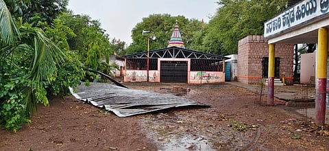 ಜಮಖಂಡಿ ತಾಲೂಕಿನ ಜಂಬಿಗಿ ಕೆ.ಡಿ. ಗ್ರಾಮದ ಸರ್ಕಾರಿ ಶಾಲೆಯ ಪತ್ರಾಸ್ ಹಾರಿ ಹೋಗಿರುವುದು. 