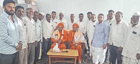  ಜಮಖಂಡಿ ತಾಲೂಕಿನ ತುಬಚಿ ಗ್ರಾಮದ ಶಿವಲಿಂಗೇಶ್ವರ ಮಠದಲ್ಲಿ ಈಚೆಗೆ ಹಮ್ಮಿಕೊಂಡಿದ್ದ ಪೂರ್ವ ಭಾವಿ ಸಭೆಯಲ್ಲಿ ಡಾ ಅಲ್ಲಮಪ್ರಭು ಮಹಾಸ್ವಾಮಿಗಳು ಹಾಗೂ ಮಹಾಂತ ಸ್ವಾಮಿಜಿ ಅವರನ್ನು ಸನ್ಮಾನಿಸಲಾಯಿತು. ಬಸವರಾಜ ಸಿಂಧೂರ, ಸುರೇಶಗೌಡ ಪಾಟೀಲ, ರವಿ ಶೇಗಾಂವಿ, ಮಹಾಂತೇಶ ಗಟಗೇರಿ, ಶಿವಲಿಂಗಪ್ಪ ಕುಂಬಾರ, ಈರಪ್ಪ ಸಿಂಧೂರ, ಬಸವರಾಜಗೌಡ ಪಾಟೀಲ ಇದ್ದರು. 