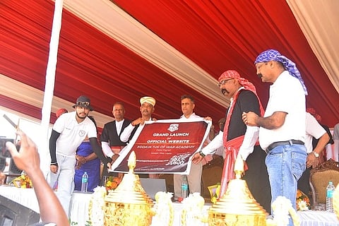ಚೀಯಕಪೂವಂಡ ಕುಟುಂಬಸ್ಥರ ವತಿಯಿಂದ ಏರ್ಪಡಿಸಲಾದ 5ನೇ ವರ್ಷದ ಕೊಡವ ಕೌಟುಂಬಿಕ ಹಗ್ಗಜಗ್ಗಾಟ (ಕೇರ್ ಬಲಿ ನಮ್ಮೆ) ಪಂದ್ಯಾಟದ ಉದ್ಘಾಟನೆ ಸಂದರ್ಭ ಮುಖ್ಯಮಂತ್ರಿ ಕಾನೂನು ಸಲಹೆಗಾರ ಅಜ್ಜಿಕುಟ್ಟಿರ ಎಸ್. ಪೊನ್ನಣ್ಣ ಕ್ರೀಡಾಕೂಟದ ವೆಬ್‌ಸೈಟ್ ಅನಾವರಣಗೊಳಿಸಿದರು. ಚೆಪ್ಪುಡಿರ ಅರುಣ್ ಮಾಚಯ್ಯ, ಪೊನ್ನೊಲತಂಡ ಕಿರಣ್ ಪೊನ್ನಪ್ಪ, ಚೀಯಕಪೂವಂಡ ಕೆ.ಬೋಪಣ್ಣ, ಮುಂಡAಡ ನಾಣಯ್ಯ ಮತ್ತಿತರರು ಇದ್ದರು.