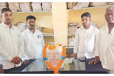 ತಾವರಗೇರಾದಲ್ಲಿ ಕಂದಾಯ ಇಲಾಖೆಯಿಂದ ಬಂದ ಗಂಗಾಜಲಕ್ಕೆ ಪೂಜೆ ಸಲ್ಲಿಸಲಾಯಿತು. ಸಿಬ್ಬಂದಿ ಫಾರೂಲ್ ನಾಡಗೌಡ, ಆದಪ್ಪ ಪುರ, ದಾದೇಪೀರ, ಸಂಜೀವ ಛಲವಾದಿ, ಶಾಮಣ್ಣ, ದುರುಗಪ್ಪ ಇದ್ದರು.