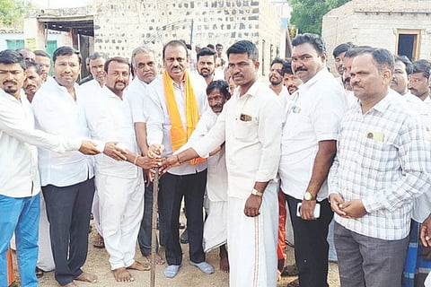 ತಾವರಗೇರಾ ಸಮೀಪದ ಕಿಲಾರಹಟ್ಟಿಯಲ್ಲಿ ಸಂಸದ ರಾಜಶೇಖರ ಹಿಟ್ನಾಳ ವಿವಿಧ ಅಭಿವೃದ್ಧಿ ಕಾಮಗಾರಿಗಳಿಗೆ ಭೂಮಿಪೂಜೆ ನೆರವೇರಿಸಿದರು. ದಿಶಾ ಸಮಿತಿ ಸದಸ್ಯ ದೊಡ್ಡ ಬಸನಗೌಡ ಪಾಟೀಲ ಬಯ್ಯಪೂರ, ಜಿಪಂ ಮಾಜಿ ಸದಸ್ಯ ಹನಮಗೌಡ ಪಾಟೀಲ, ಮಾಲತಿ ನಾಯಕ, ಗ್ರಾಪಂ ಮಾಜಿ ಅಧ್ಯಕ್ಷ ಶರಣೇಗೌಡ ಪಾಟೀಲ, ಪ್ರಮುಖರಾದ ಭೀಮರಾವ್ ಕುಲಕರ್ಣಿ, ಮಹಾಂತೇಶ, ಸದಸ್ಯರಾದ ಗ್ಯಾನಪ್ಪ, ಭೀಮಣ್ಣ ಬೇವಿನಾಳ ಇತರರಿದ್ದರು.