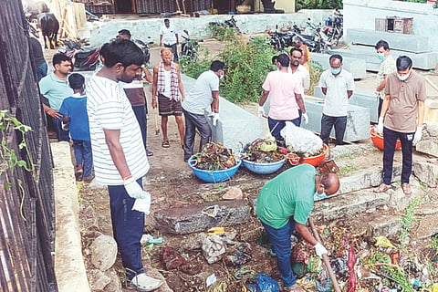 ತಾವರಗೇರಾದ ಐತಿಹಾಸಿಕ ಶ್ರೀ ನರಹರಿ ದೇವಸ್ಥಾನದ ಕಲ್ಯಾಣಿ ಬಳಿ ವಿಶ್ವ ಪರಿಸರ ದಿನದ ನಿಮಿತ್ತ ಸ್ಫೂರ್ತಿ ಯುವಕ ಸಂಘ ಹಾಗೂ ಶ್ರೀ ವಾಸವಿ ಯುವಜನ ಸಂಘ ಸಹಯೋಗದಲ್ಲಿ ಭಾನುವಾರ ಸ್ವಚ್ಛತಾ ಶ್ರಮದಾನ ಹಮ್ಮಿಕೊಳ್ಳಲಾಗಿತ್ತು.