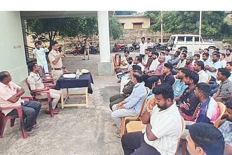 ತಾವರಗೇರಾ ಠಾಣೆಯಲ್ಲಿ ಗಣೇಶ ಹಬ್ಬದ ಪ್ರಯುಕ್ತ ಏರ್ಪಡಿಸಿದ್ದ ಶಾಂತಿಸಭೆಯಲ್ಲಿ ಸಿಪಿಐ ವಿಶ್ವನಾಥ ಹಿರೇಗೌಡರ್ ಮಾತನಾಡಿದರು. ಪಿಎಸ್‌ಐ ಚಂದ್ರಪ್ಪ, ಜೆಸ್ಕಾಂ ಅಧಿಕಾರಿ ರಾಚಯ್ಯ ಹಿರೇಮಠ, ಪಪಂ ಆರೋಗ್ಯ ನಿರೀಕ್ಷಕ ಫಯಾಜ್ ಇತರರಿದ್ದರು.