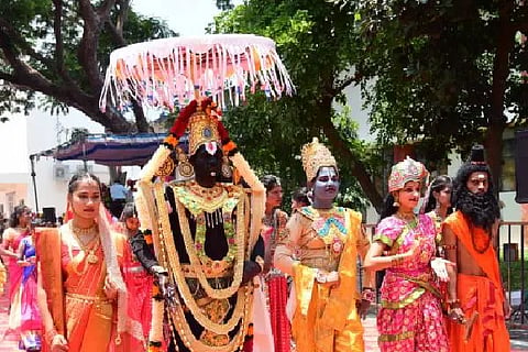 ದಾವಣಗೆರೆಯ ಯು.ಬಿ.ಡಿ.ಟಿ ಇಂಜಿನಿಯರಿಂಗ್ ಕಾಲೇಜು ಆವರಣದಲ್ಲಿ ಶನಿವಾರ ‘ಎತ್ನಿಕ್ ಡೇ’ ಅಂಗವಾಗಿ ವಿದ್ಯರ್ಥಿಗಳು ತಿರುಪತಿ ವೆಂಕಟೇಶ್ವರ ಇನ್ನಿತರ ದೇವತೆಗಳ ವೇಷದಲ್ಲಿ ಮಿಂಚಿದರು.