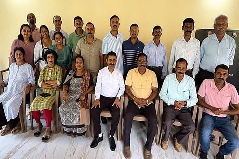ಮೂರ್ನಾಡು ಕೊಡವ ಸಮಾಜದಲ್ಲಿ ನಡೆದ ಸ್ವಾತಂತ್ರ‍್ಯ ಹೋರಾಟಗಾರರ ಸ್ಮರಣಾ ಕಾರ್ಯಕ್ರಮದ ಪೂರ್ವಭಾವಿ ಸಭೆಯಲ್ಲಿ ಕೊಡವ ಸಮಾಜ ಮತ್ತು ಯುಕೋ ಸಂಘಟನೆ ಪ್ರಮುಖರು ಉಪಸ್ಥಿತರಿದ್ದರು. ಮಂಜು ಚಿಣ್ಣಪ್ಪ, ತೇಲಪಂಡ ಸುಬ್ಬಯ್ಯ, ಕೋಟೆರ ರಾಜ, ಕಾರ್ಯದರ್ಶಿ ಚಂಗAಡ ಸೂರಜ್ ತಮ್ಮಯ್ಯ, ಖಜಾಂಚಿ ಅಮ್ಮಾಟಂಡ ದೇವಯ್ಯ ಮತ್ತಿತರರು ಇದ್ದರು.