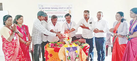  ಧರ್ಮಸ್ಥಳ ಗ್ರಾಮಾಭಿವೃದ್ಧಿ ಯೋಜನೆಯಿಂದ ಆಯೋಜಿಸಿದ್ದ ತರಬೇತಿ ಕಾರ್ಯಾಗಾರವನ್ನು ಅಂಬೇಡ್ಕರ್ ಭವನ ನಿರ್ವಹಣಾ ಸಮಿತಿಯ ಅಧ್ಯಕ್ಷ ಕೆಂಚೇಶ್ವರ ಉದ್ಘಾಟಿಸಿದರು. ಹನುಮಂತಪ್ಪ ಅಂಗಡಿ, ಸುಧೀರ್, ಪವಿತ್ರಾಕ್ಷಿ, ರೂಪಾ, ಸ್ವಾಮಿ, ಶಾಲಿನಿ, ರಾಣಿ, ಸುಧಾ ಇದ್ದರು.