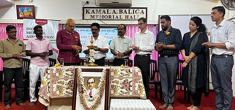 ಜಿಲ್ಲಾ ಇಎಸ್​ಐ ಚಿಕಿತ್ಸಾಲಯದ ಆಡಳಿತ ವಿಮಾ ವೈದ್ಯಾಧಿಕಾರಿ ಡಾ. ಹೇಮಂತ್​ ಕುಮಾರ್​ ಕಾರ್ಯಕ್ರಮ ಉದ್ಘಾಟಿಸಿದರು.