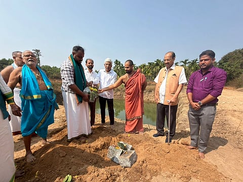  ಶ್ರೀ ವಿಶ್ವವಲ್ಲಭ ತೀರ್ಥ ಶ್ರೀಪಾದರು ಹೂವಿನಕೆರೆ ಅಭಿವೃದ್ಧಿ ಕಾಮಗಾರಿಗೆ ಚಾಲನೆ ನೀಡಿದರು. 