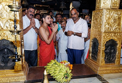 ಕೃಷ್ಣ ಮಠದಲ್ಲಿ ಸಾಮೂಹಿಕ ಪ್ರಾರ್ಥನೆ ನಡೆಯಿತು. 