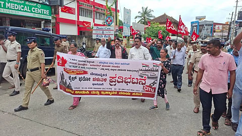 ಸಿಐಟಿಯು ನೇತೃತ್ವದಲ್ಲಿ ಅಂಚೆ ಕಚೇರಿ ಎದುರು ನಡೆದ ಪ್ರತಿಭಟನೆ ನಡೆಯಿತು.