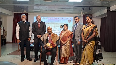 ಸಮಾರೋಪ ಸಮಾರಂಭದಲ್ಲಿ ಉಚ್ಚ ನ್ಯಾಯಾಲಯ ನ್ಯಾಯಮೂರ್ತಿ ಎಸ್​. ವಿಶ್ವಜಿತ್​ ಶೆಟ್ಟಿ  ಸನ್ಮಾನಿಸಲಾಯಿತು.