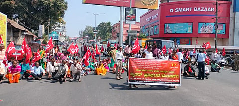 ಕಾರ್ಮಿಕ ಸಂಘಟನೆಗಳ ಜಂಟಿ ಸಮಿತಿ ನೇತೃತ್ವದಲ್ಲಿ ಪ್ರತಿಭಟನೆ ನಡೆಯಿತು.