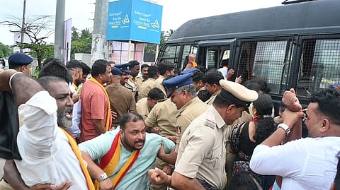 ಕರ್ನಾಟಕ ರಕ್ಷಣಾ ವೇದಿಕೆ ಕಾರ್ಯಕರ್ತರನ್ನು ಪೊಲೀಸರು ಉದ್ಯಾವರ ಬಲಾಯಿಪಾದೆಯಲ್ಲಿ ವಶಕ್ಕೆ ಪಡೆದರು.
