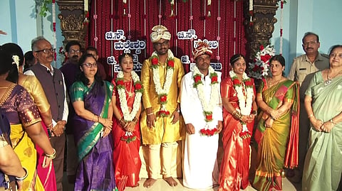  ಜಿಲ್ಲಾಧಿಕಾರಿ ನೂತನ ವಧು ವರರಿಗೆ ಶುಭ ಹಾರೈಸಿದರು.