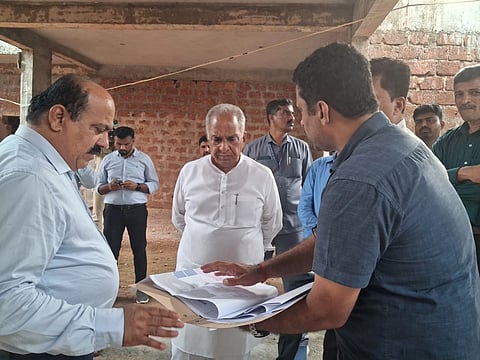 ವಿಜ್ಞಾನ-ತಂತ್ರಜ್ಞಾನ ಸಚಿವ ಎನ್​. ಎಸ್​. ಭೋಸರಾಜು ಅಲೆವೂರು ವಿಜ್ಞಾನ ಕೇಂದ್ರ ಕಾಮಗಾರಿ ಪರಿಶೀಲಿಸಿದರು.