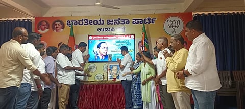 ಬಿಜೆಪಿ ಜಿಲ್ಲಾ ಕಛೇರಿಯಲ್ಲಿ ಸಂವಿಧಾನ ಶಿಲ್ಪಿ ಡಾ.ಬಿ.ಆರ್​. ಅಂಬೇಡ್ಕರ್​ ಜನ್ಮ ದಿನಾಚರಣೆ ನಡೆಯಿತು.