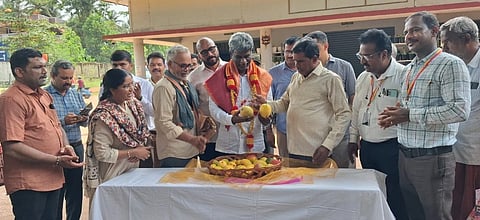 ದೊಡ್ಡಣಗುಡ್ಡೆಯ ತೋಟಗಾರಿಕೆ ಇಲಾಖೆಯ ರೈತ ಸೇವಾ ಕೇಂದ್ರದ ಆವರಣದಲ್ಲಿ ಸಂಸದ ಕೋಟ ಶ್ರೀನಿವಾಸ ಪೂಜಾರಿ  ಮಾವು ಮೇಳಕ್ಕೆ  ಚಾಲನೆ ನೀಡಿದರು. 