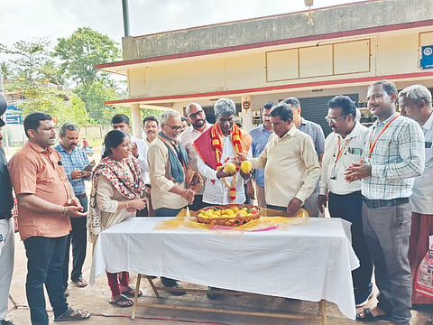 ದೊಡ್ಡಣಗುಡ್ಡೆಯ ತೋಟಗಾರಿಕೆ ಇಲಾಖೆಯ ರೈತ ಸೇವಾ ಕೇಂದ್ರದ ಆವರಣದಲ್ಲಿ ಮಾವು ಮೇಳಕ್ಕೆ ಸಂಸದ ಕೋಟ ಶ್ರೀನಿವಾಸ ಪೂಜಾರಿ ಚಾಲನೆ ನೀಡಿದರು. ಪ್ರಮುಖರಾದ ಕ್ಷಮಾ ಪಾಟೀಲ್, ಶ್ರೀನಿವಾಸ ಹೇಮಂತ್ ಕುಮಾರ್ ಬೀಳಗಿ, ನಿಧೀಶ್, ವರುಣ್, ಕುಮಾರ್, ಗುರುಪ್ರಸಾದ್, ಸುನೀಲ್ ಮೊದಲಾದವರು ಉಪಸ್ಥಿತರಿದ್ದರು.