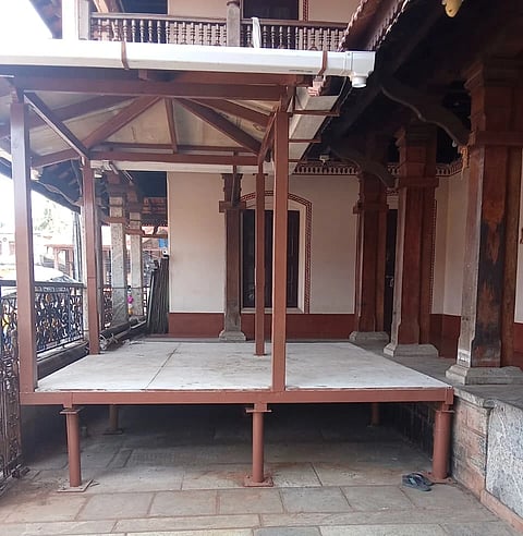 ರಥಬೀದಿ ಪಲಿಮಾರು ಮಠದಲ್ಲಿ ಸಿದ್ಧಗೊಂಡಿರುವ ವೇದಿಕೆ. 