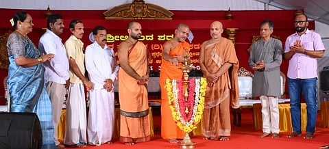ಮಲ್ಪೆಯಲ್ಲಿ  ಹಲಸು-ಮಾವು- ಮೇಳ, ಕರಕುಶಲವಸ್ತುಗಳ ಪ್ರದರ್ಶನಕ್ಕೆ  ಪೇಜಾವರ ಮಠದ ಶ್ರೀ ವಿಶ್ವಪ್ರಸನ್ನತಿರ್ಥ ಶ್ರೀಪಾದರು ಚಾಲನೆ ನೀಡಿದರು. 