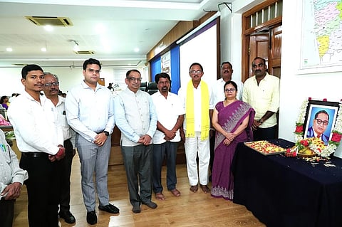 ಜಿಲ್ಲಾ ಪ್ರಧಾನ ಜಿಲ್ಲಾ ಮತ್ತು ಸತ್ರ ನ್ಯಾಯಾಧೀಶ ಕಿರಣ್​ ಸಿದ್ದಪ್ಪ ಗಂಗಣ್ಣನವರ್​  ಡಾ. ಬಿ.ಆರ್​ ಅಂಬೇಡ್ಕರ್​ ಅವರ ಭಾವಚಿತ್ರಕ್ಕೆ ಪುಷ್ಪಾರ್ಚನೆ ಸಲ್ಲಿಸಿದರು.