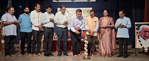 ಹಾವೇರಿ ಕರ್ನಾಟಕ ಜಾನಪದ ವಿಶ್ವವಿದ್ಯಾಲಯದ ವಿಶ್ರಾಂತ ಕುಲಪತಿ ಪ್ರೊ. ಕೆ. ಚಿನ್ನಪ್ಪ ಗೌಡ ಡಾ. ಶಿವರಾಮ ಕಾರಂತರ ಬದುಕು-ಬರಹ ವಿಚಾರ ಸಂಕಿರಣ  ಉದ್ಘಾಟಿಸಿದರು.