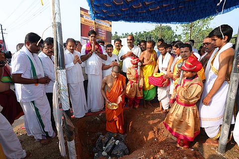 ಶಿರೂರು ಮಠಾಧೀಶ ಶ್ರೀ  ವೇದವರ್ಧನ ತೀರ್ಥ ಶ್ರೀ ಪಾದರು ಶುಕ್ರವಾರ ಶಿಲಾನ್ಯಾಸ ನೆರವೇರಿಸಿದರು.