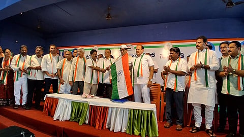 ಕಾರ್ಯಕ್ರಮದಲ್ಲಿ ನಿಕಟಪೂರ್ವ ಕಾಂಗ್ರೆಸ್​ ಜಿಲ್ಲಾ ಅಧ್ಯಕ್ಷ ಅಶೋಕ್​ ಕುಮಾರ್​ ಕೊಡವೂರು ನೂತನ ಅಧ್ಯಕ್ಷ ಕೊಳ್ಳಬೈಲು ಕಿಶನ್​ ಹೆಗ್ಡೆ ಅವರಿಗೆ ಅಧಿಕಾರ ಹಸ್ತಾಂತರಿಸಿದರು.  